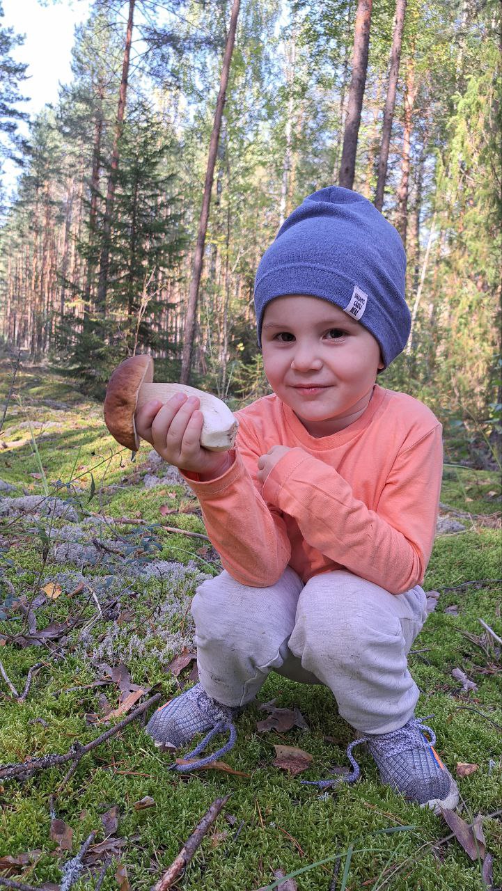 Сын с боровиком